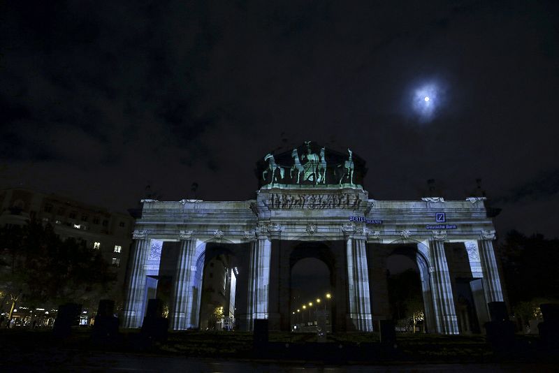 Gracias al videomapping la Puerta de Alcalá se transforma en la Puerta de Brandemburgo. 25 años de la caída del Muro