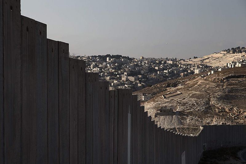 Vista de la cúpula de la Mezquita de la Roca en Jerusalen desde la barrera israelí que separa el territorio palestino