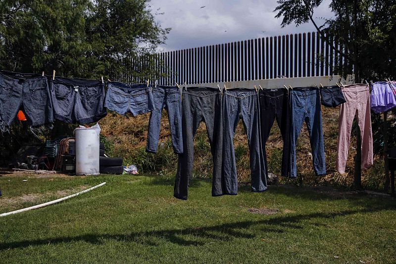 Ropas secándose en el patio de una casa junto a la valla fronteriza entre EE.UU. y México en Brownsville, Tejas