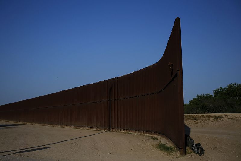 Una abertura en la valla fronteriza entre EE.UU. y México en la localidad de Bronwnsville, Tejas