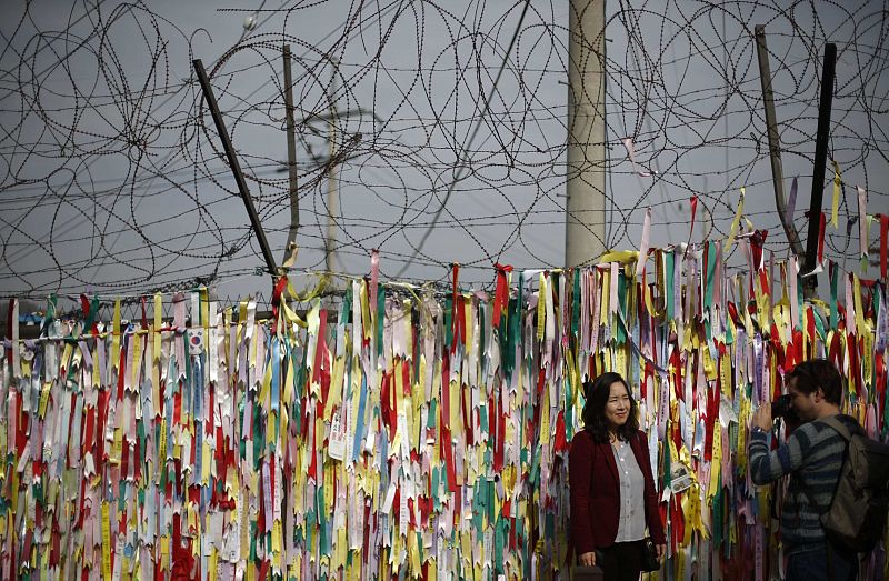 Alambrada de espino decorada con banderas surcoreanas cerca de la zona desmilitarizada en Paju