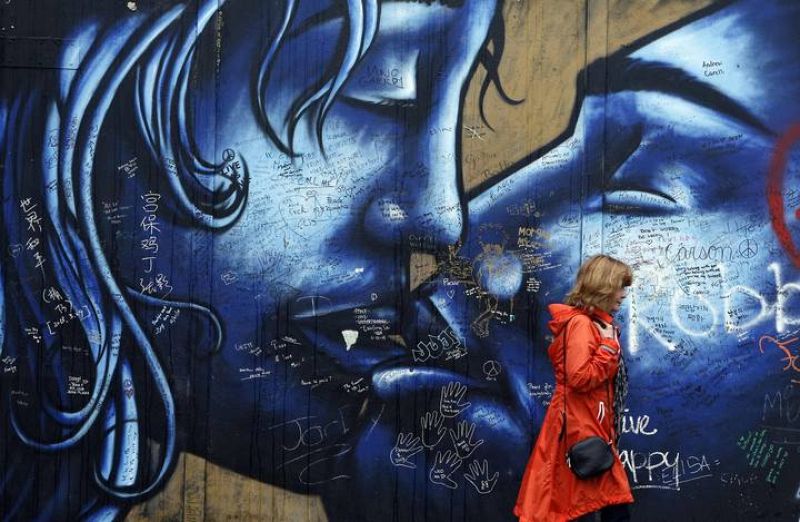 Un turista camina sobre la Cupar Way en la zona oeste de Belfast