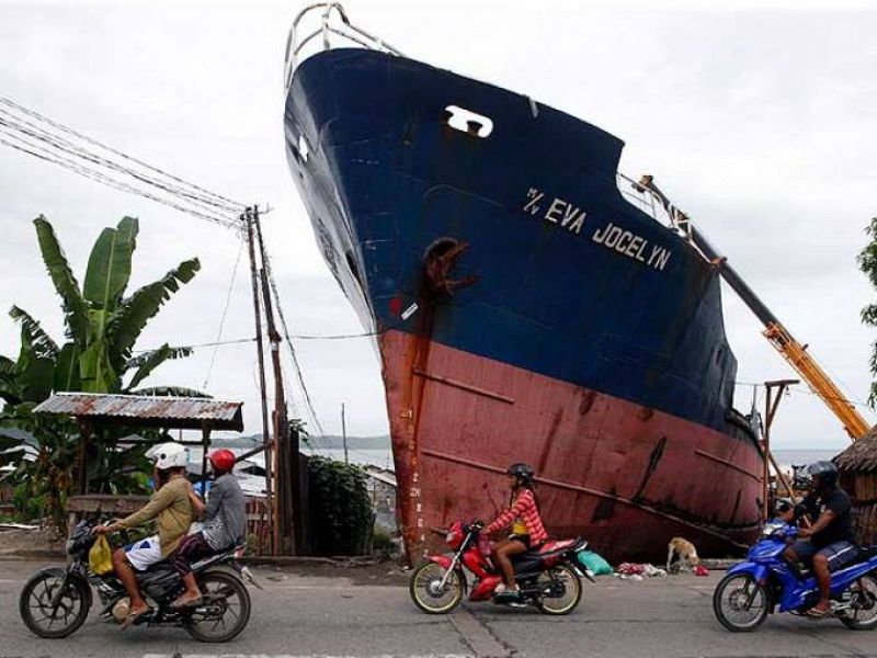 Un barco encallado por la fuerza de Haiyan permanece en el mismo lugar un año después