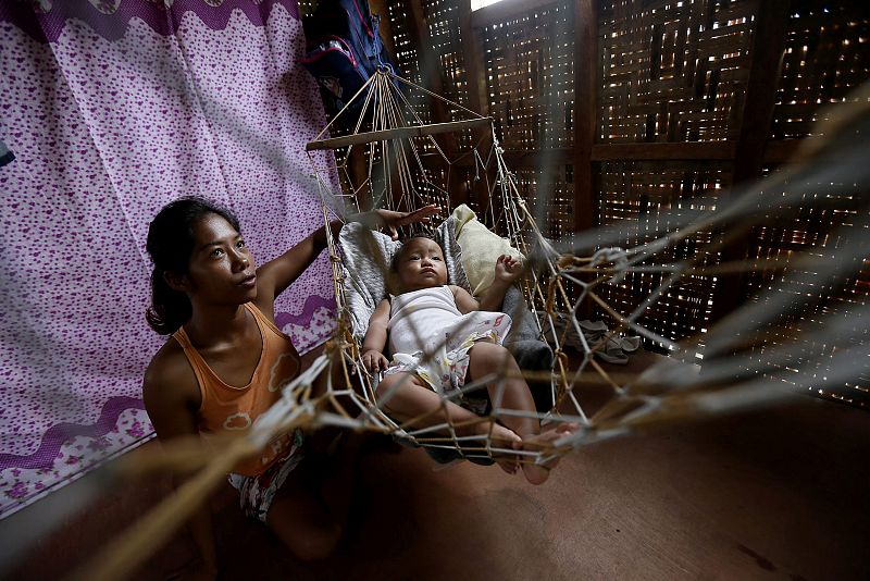 Emelie Sagales mece a su bebé, Bea Joy, nacido pocos días después del paso del tifón Haiyan