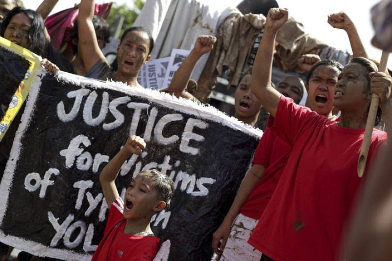 Manifestación contra el gobierno en Manila por la gestión de Haiyan