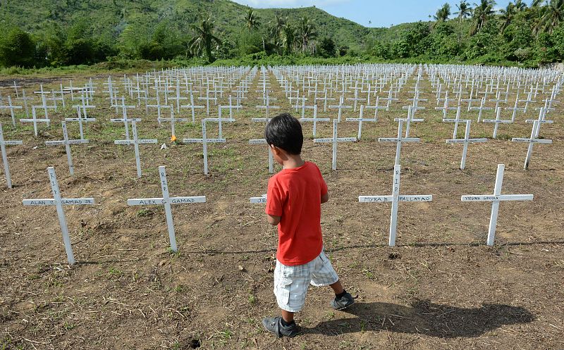 Tumbas de las víctimas del tifón Haiyan en Tacloban
