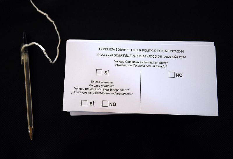 La papeleta con las dos preguntas pactadas por los partidos proconsulta: "¿Quiere que Cataluña sea un Estado?" / "En caso afirmativo, ¿quiere que este Estado sea independiente?"