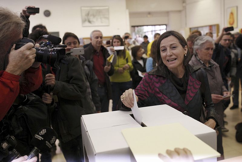 La presidenta de la Asemblea Nacional de Catalunya (ANC), Carme Forcadell, deposita su papeleta en un instituto de educación secundaria de Sabadell