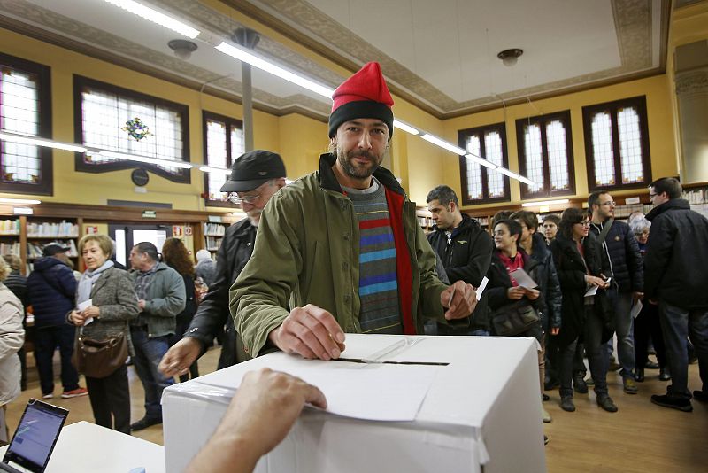 Un ciudadano, con barretina, deposita su papeleta en el Instituto Lluís de Peguera de Manresa (Barcelona).