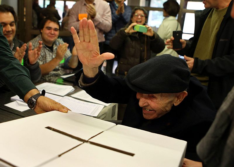 Un anciano de 93 deposita su papeleta en un local de la Vía Augusta de Barcelona, en esta jornada de votación no vinculante en la que los catalanes se pronuncian sobre la independencia de Cataluña.
