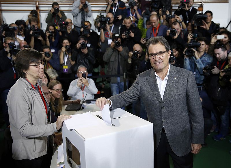 El presidente de Cataluña, Artur Mas, vota en la Escola Pia Balmes de Barcelona