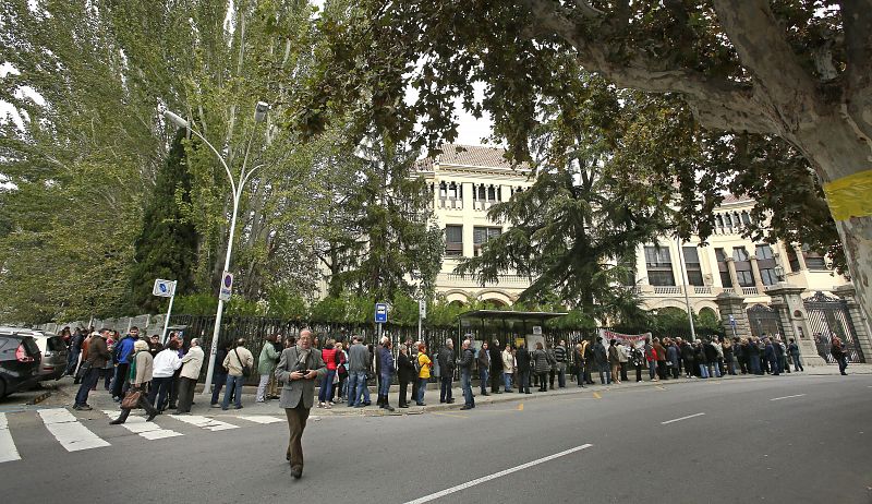Vista de una cola de ciudadanos que esperan en el exterior del Instituto Lluís de Peguera de Manresa.