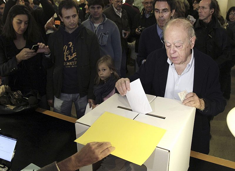 El expresidente de Cataluña Jordi Pujol vota en la consulta del 9N