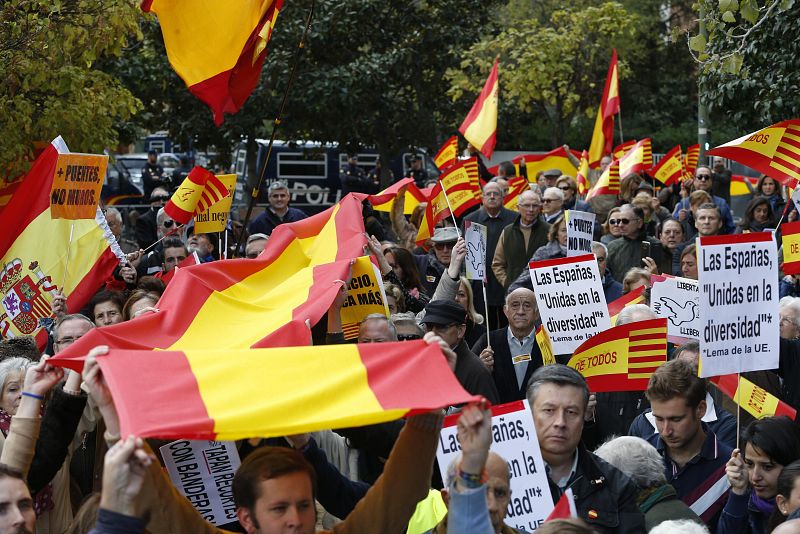 En Madrid, la plataforma Todos somos Cataluña ha celebrado un acto paralelo a la consulta en la plaza de Cataluña.
