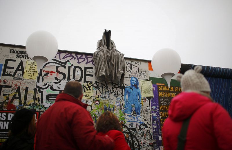 Escultura en el muro de Berlín 25 años después de su caída