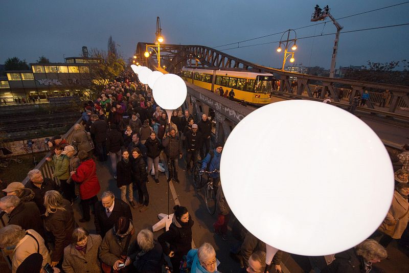 Numerosos globos lucen en el puente Boese, en Berlín.