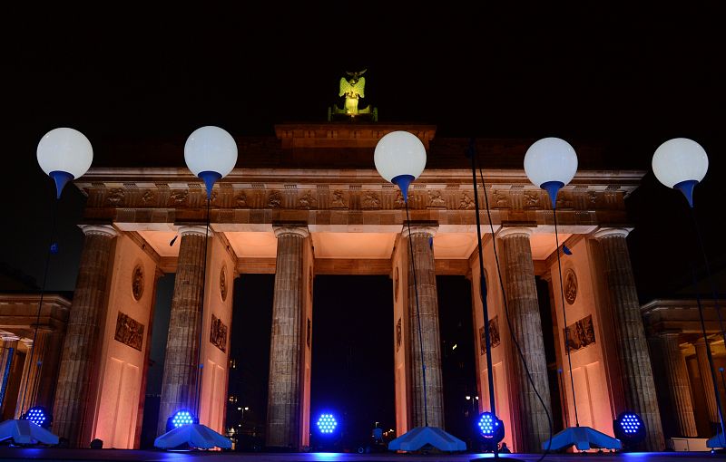 Varios globos iluminan la Puerta de Brandenburgo, en Berlín.