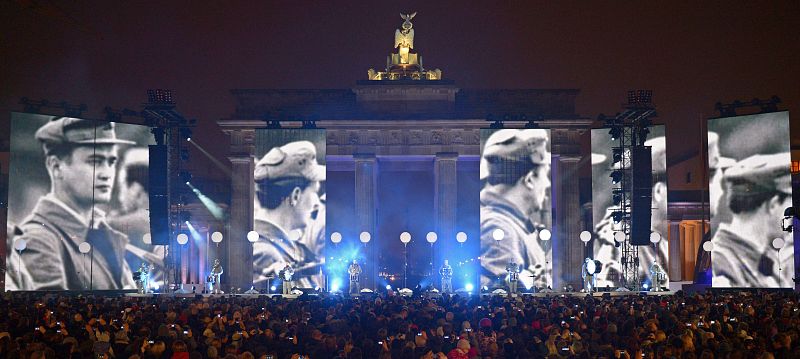 Varias fotografías históricas proyectadas en la Puerta de Brandenburgo con motivo del 25 aniversario de la caída del Muro de Berlín.