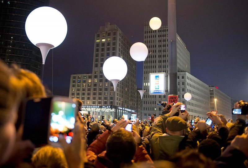 Miles de globos blancos sobrevuelan el cielo de Berlín como símbolo de la disolución del muro.