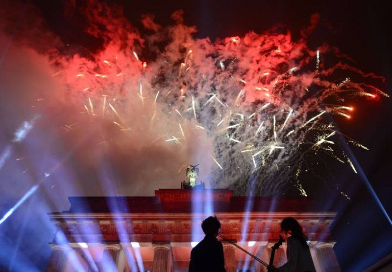 Fuegos artificiales sobre la Puerta de Brandenburgo con motivo del 25 aniversario de la caída del muro de Berlín. 