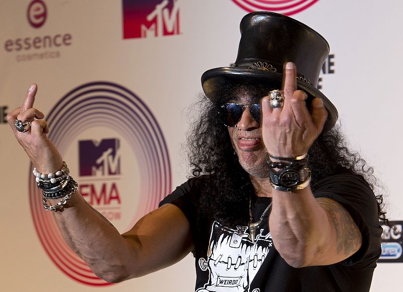 El guitarrista Slash posa para la prensa.