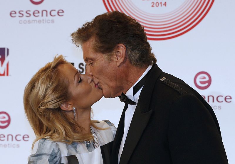 El actor David Hasselhoff besa a su esposa, Hayley Roberts, ante los medios.