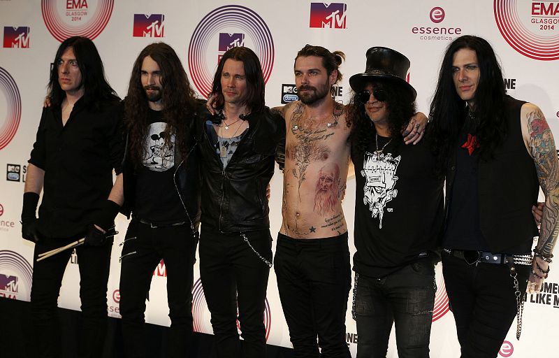 Biffy Clyro posa junto a Slash ante el SSE Hydro Arena de Glasgow.