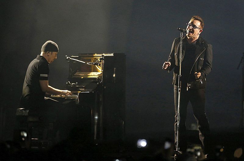 Bono durante la actuación de U2 en los EMA 2014.