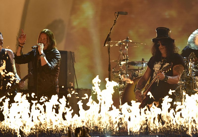 Biffy Clyro y Slash en un meomento de su actuación en el SSE Hydro Arena de Glasgow.