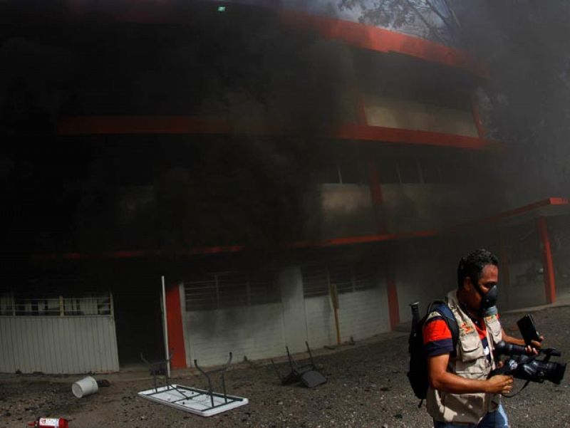 El edificio de la Secretaría de Educación de Guerrero también ha ardido. Foto: REUTERS/Jorge Dan Lopez