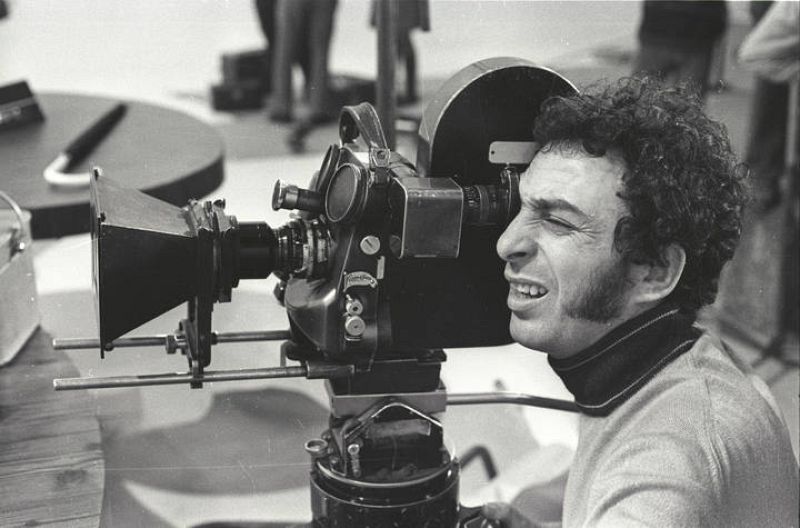   Este señor que mira por la cámara es Valerio Lazarov, el realizador de los programas de nuestros recuerdos de infancia.