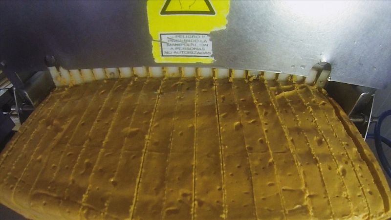 Una vez endurecida la masa se corta y se empaqueta para que podamos disfrutar de este dulce en nuestros hogares.