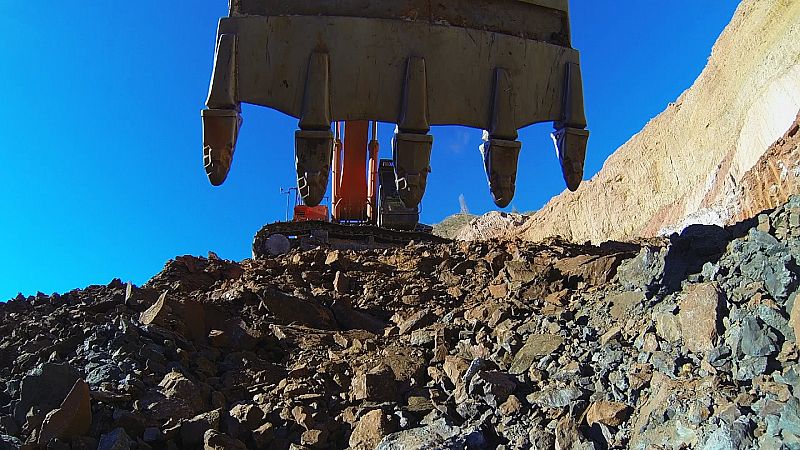 La materia prima de las tejas es la arcilla, material que se recoge en la mina y se lleva a fábrica donde se desmenuza y se mezcla para conseguir la composición deseada.