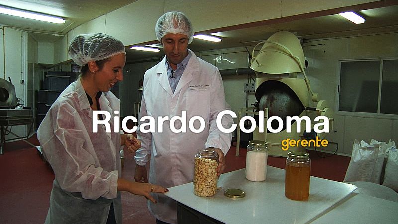 Mientras las almendras se tuestan en estos hornos hasta adquirir el color necesario, en estas ollas se va realizando un caramelo a base de miel, agua y azúcar.