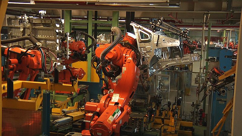 Al suelo se  une la parte delantera, luego las paredes, el techo y,  por último,  las puertas.