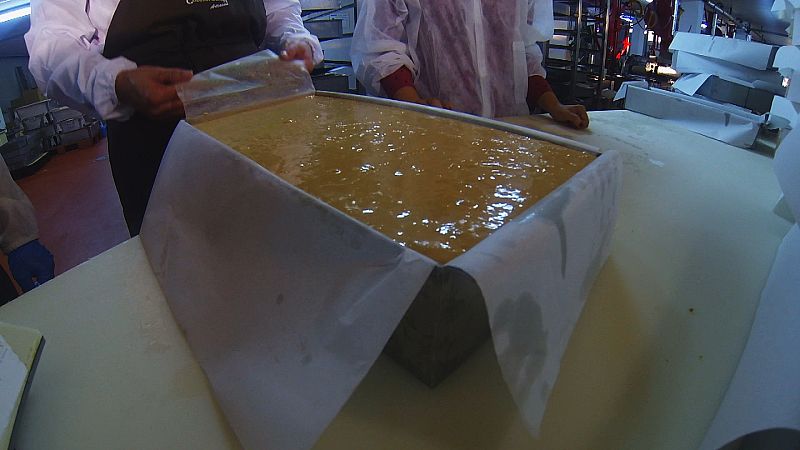 Se encajona y se deja reposar durante 24 horas para que la almendra suelte parte de su aceite.