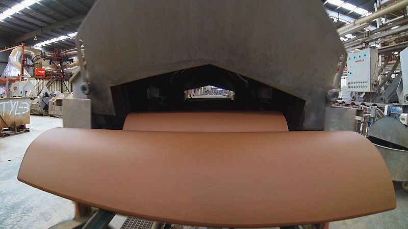 Una vez las tejas están secas ya podemos pintarlas.