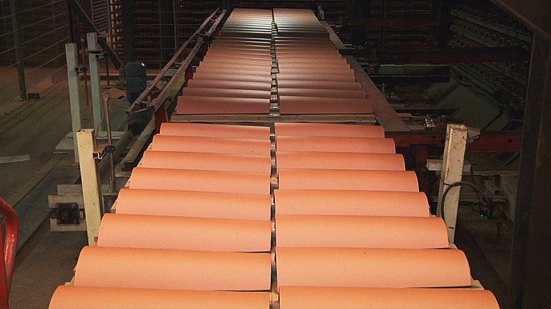 La cortadora se encarga de darles forma antes de entrar al secado donde se reduce su humedad.