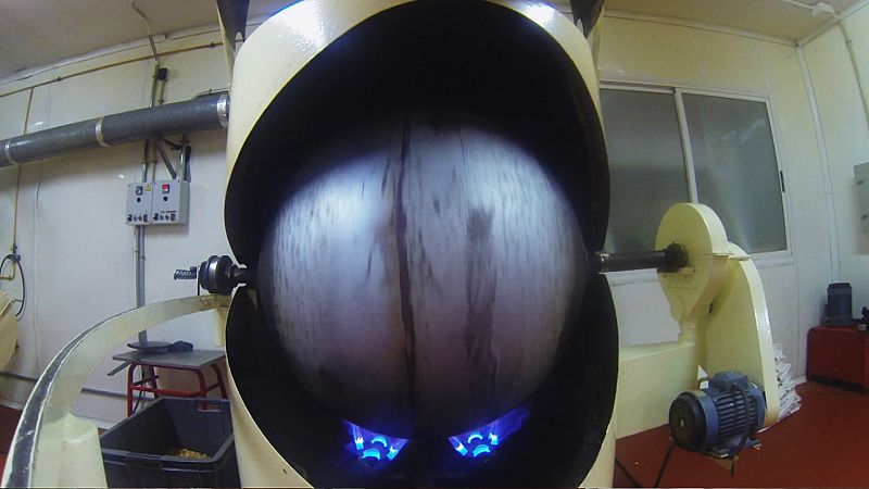 Cuando éste llega a su punto se le añade clara de huevo y se mezcla con las almendras ya tostadas.