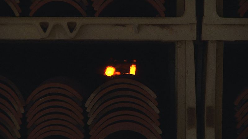 En el  interior de un horno de 50 metros de longitud  donde hay temperaturas superiores a los 1000 grados centígrados las tejas pasan 24 horas para conseguir su consistencia.