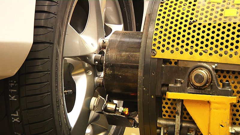 De colocar el salpicadero y los cristales se encargan robots.Los asientos y las ruedas, operarios con la ayuda de un manipulador.