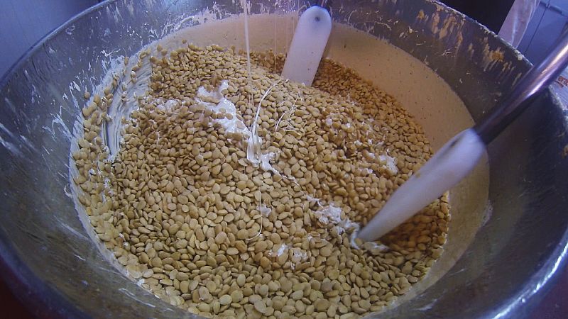 Para conseguir el de Alicante basta con meter esta masa en cajones recubiertos de oblea, dejarlo secar y cortar.