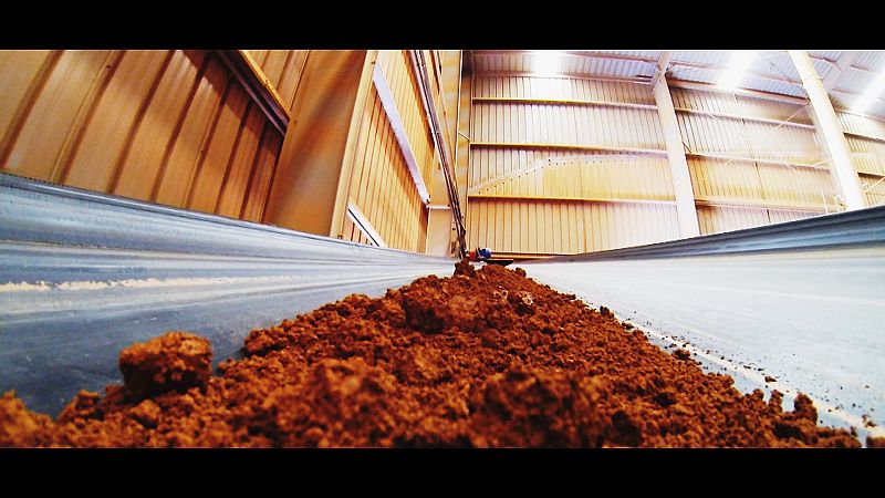 El siguiente paso es el molino en el que la arcilla se tritura hasta quedar en polvo, el cual junto con agua y otros aditivos se convierten en barro virgen.