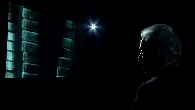 Javier Alonso, del Banco de España, viendo la grabación del oro de 1968