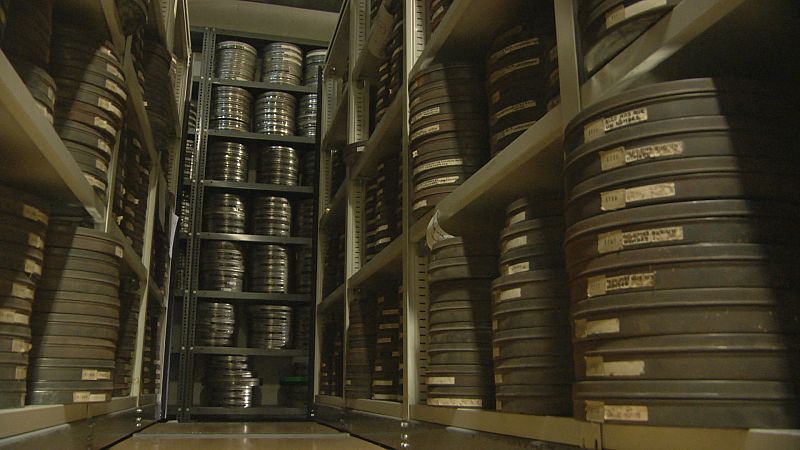 Latas apiladas en Arganda