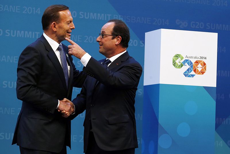 El primer ministro australiano Tony Abbott (i) saluda al presidente francés, François Hollande