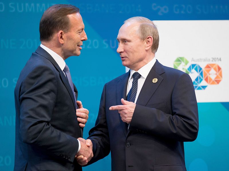 El primer ministro australiano Tony Abbott (i) y el presidente ruso Vladimir Putin
