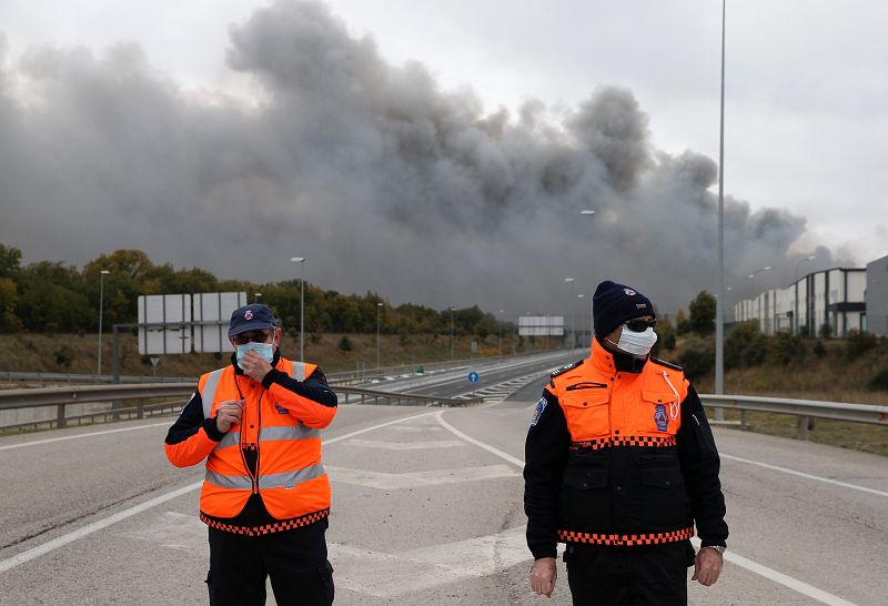 Miembros de Protección Civil trabajan en la zona del incendio en Burgos