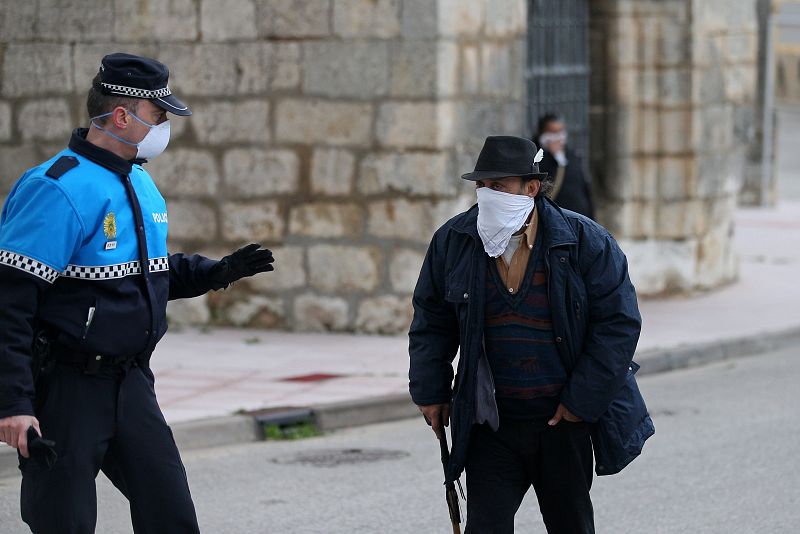 Un residente de Villafría es evacuado por el incendio en la planta de Campofrío