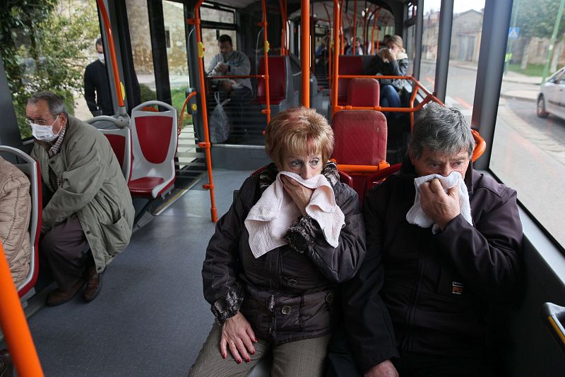 Vecinos de Villafría con evacuados por el incendio en Campofrío